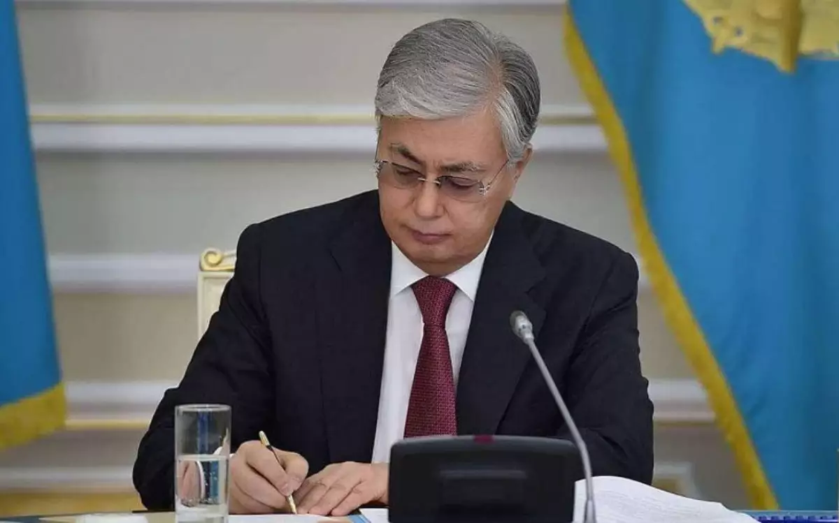 Жұмыс берушілер қызметкерлерге скринингтен өту үшін уақыт беруге міндеттеледі: Тоқаев заңға қол қойды