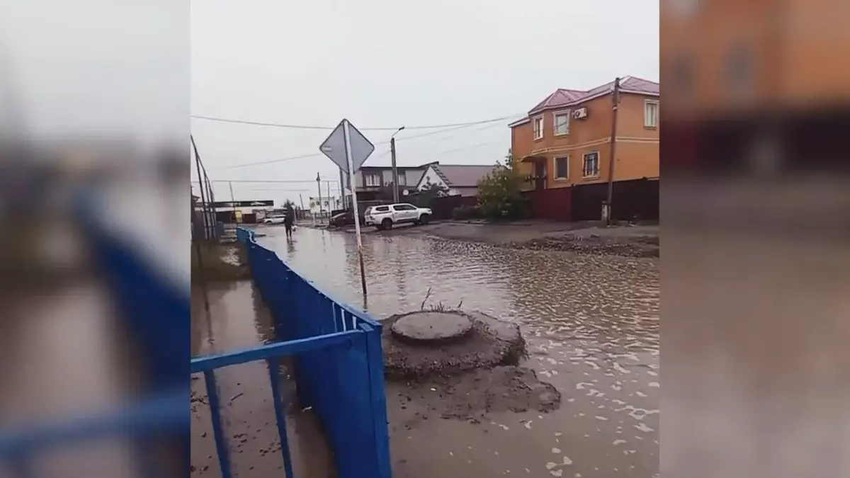 Атырауды су басты: жаңадан салынған жолдар бордай үгітіліп жатыр