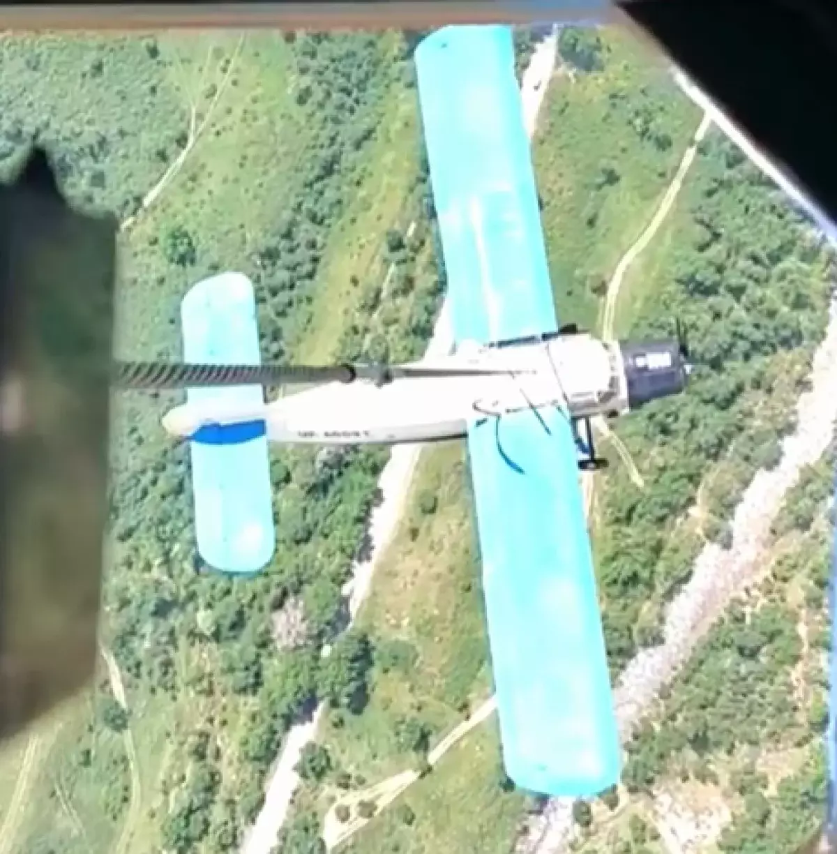 Ан-2, совершивший жесткую посадку под Алматы, подняли вертолетом