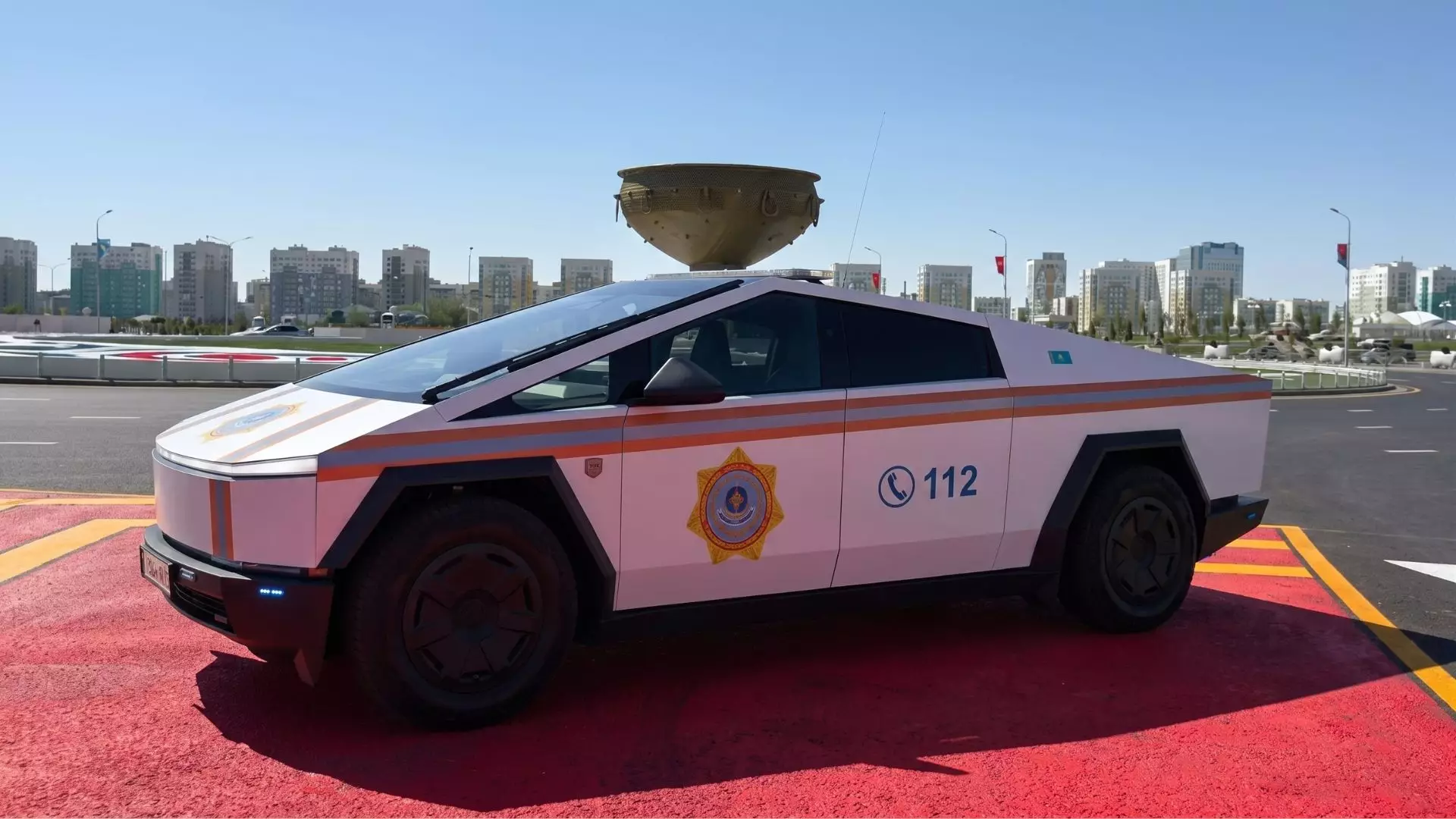 Tesla Cybertruck становится машиной скорой помощи в Казахстане.