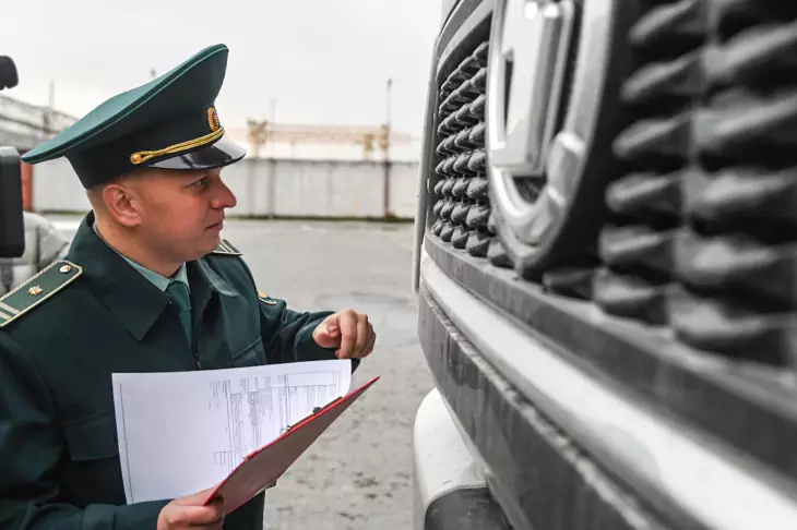 Тюменские таможенники начали проверять товары на границе с Казахстаном с помощью системы СПОТ.