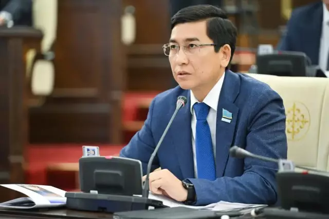 Депутат Асхат Аймағамбетов білім бюджетін облыстан ауданға қайтарудың ең тиімсіз шешім екенін айтты