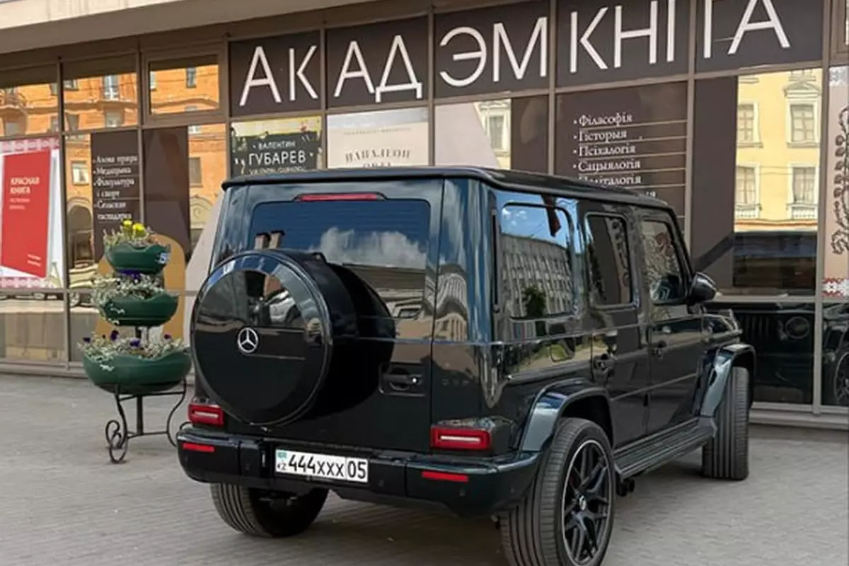 Mercedes-Benz Geländewagen из Казахстана допустил в Минске серию грубых нарушений правил дорожного движения.