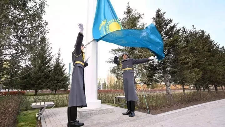  Президент Мемлекеттік ту көтеру рәсіміне қатысты 