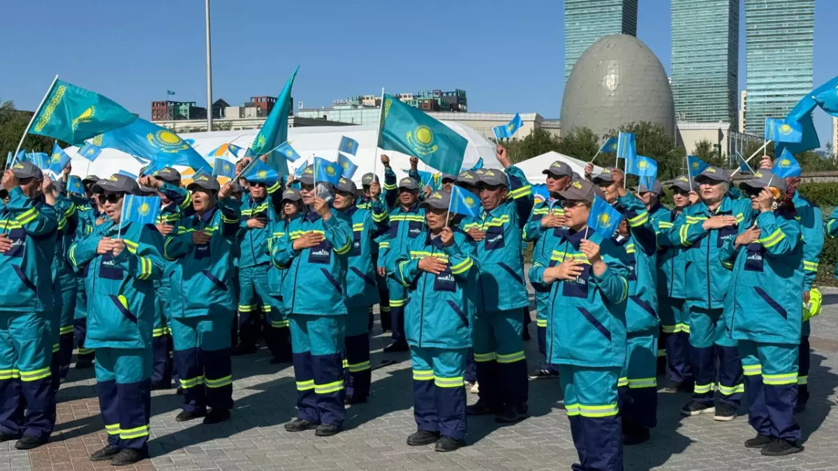 Еңбек адамдарының патриоттық акциясы: Астанада 100-ге жуық жұмысшы Әнұранды шырқады