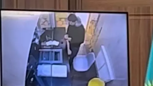  Сұлтан Сәрсемәлиев енесінің алтындарын ломбардқа өткізген сәттегі видео тарады 