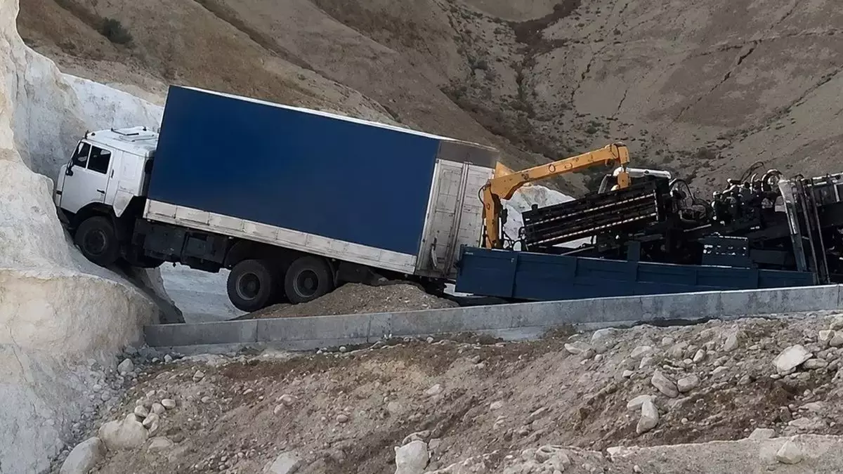 КамАЗ врезался в скалу в Мангистау из-за отказа тормозов
