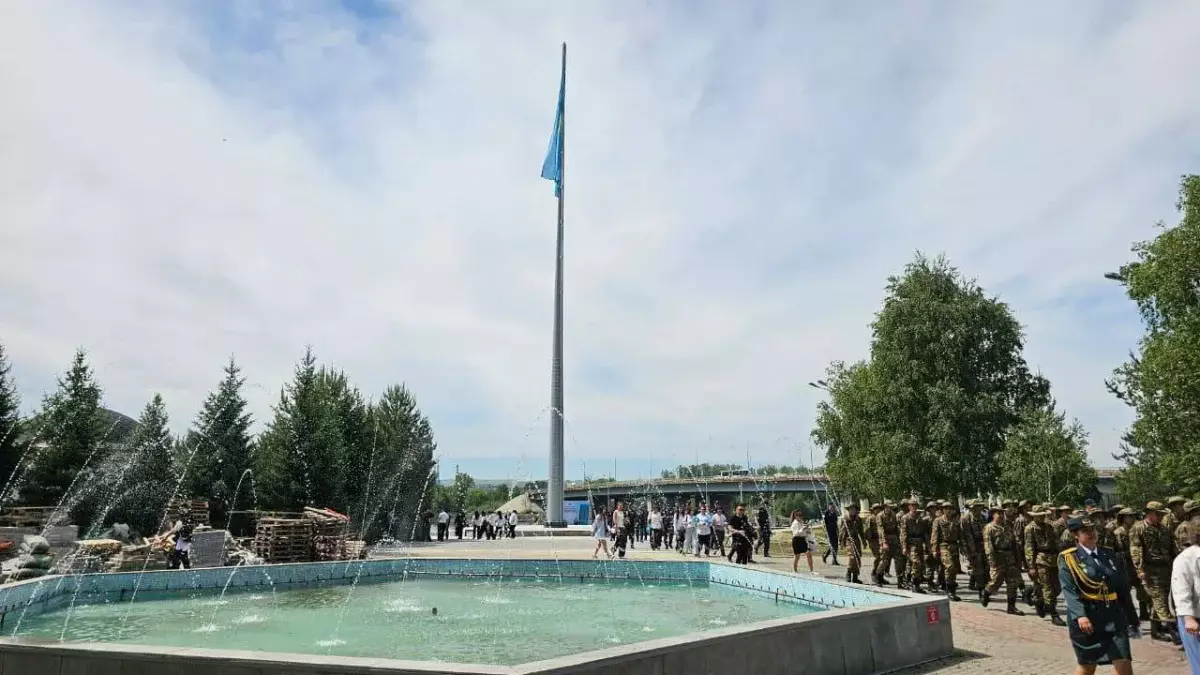 Ко Дню госсимволов в Усть-Каменогорске открыли новую площадку с флагштоком