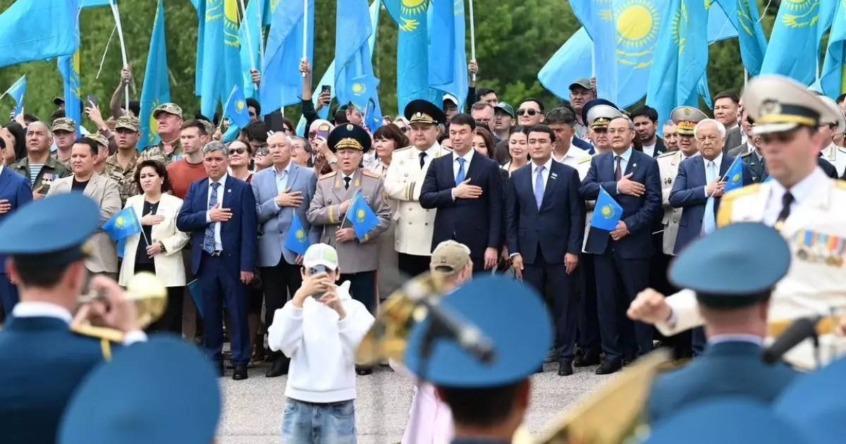  Алматыда Мемлекеттік рәміздер күніне орай Мемлекеттік Ту салтанатты түрде көтерілді 
