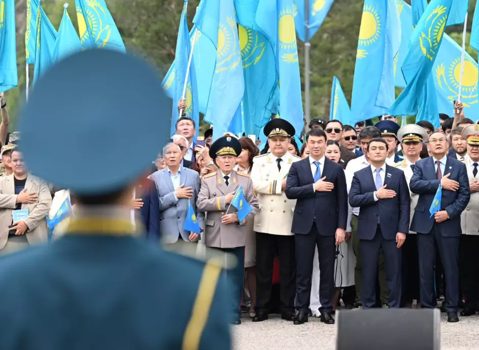 Полторы тысячи человек подняли флаг на «Медеу» в День государственных символов