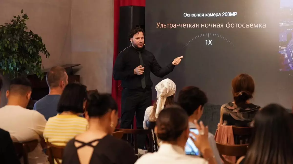  Жасанды интеллект HONOR брендін әлемдегі ең жылдам дамып келе жатқан смартфон брендтерінің қатарына шығарды 