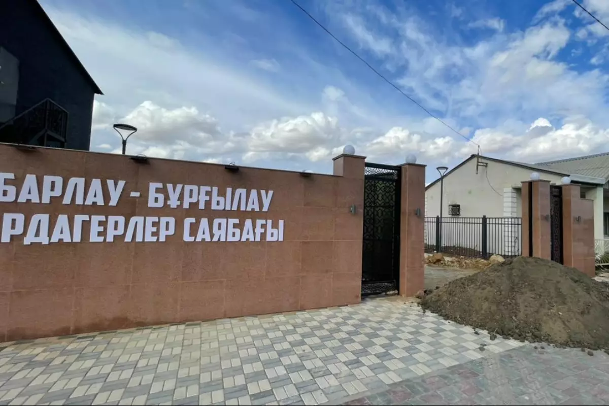 Ещё не открыли, уже ломают: в Кульсары повредили объект нового парка
