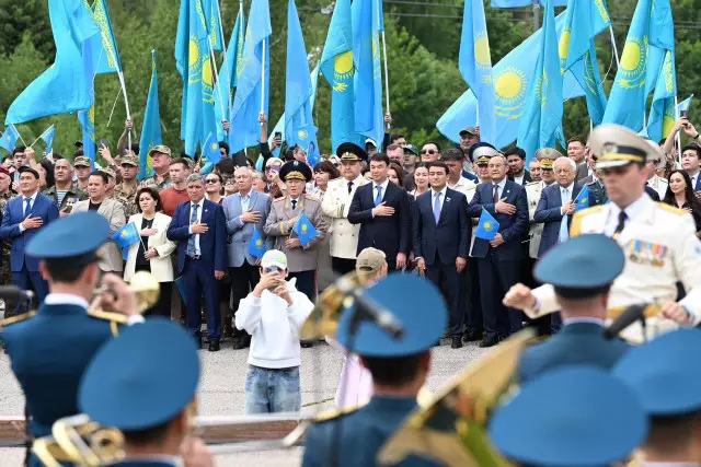 Алматыда Мемлекеттік рәміздер күніне орай Мемлекеттік Ту салтанатты түрде көтерілді