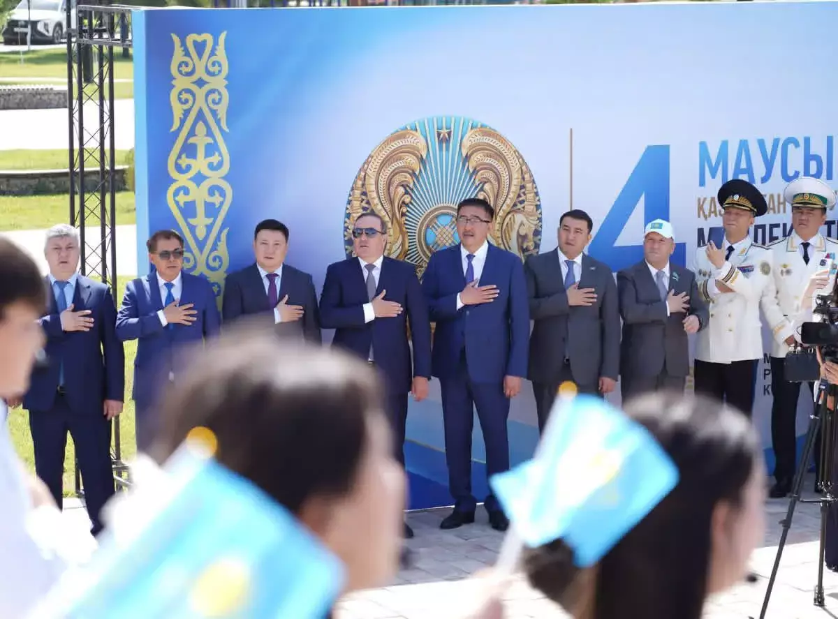 Түркістанда мемлекеттік рәміздер күніне орай ту көтеру рәсімі өтті