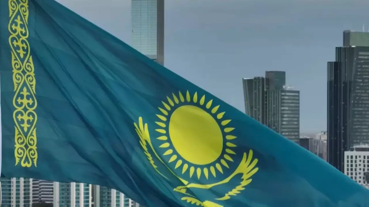 Государственный флаг Казахстана торжественно подняли в Астане