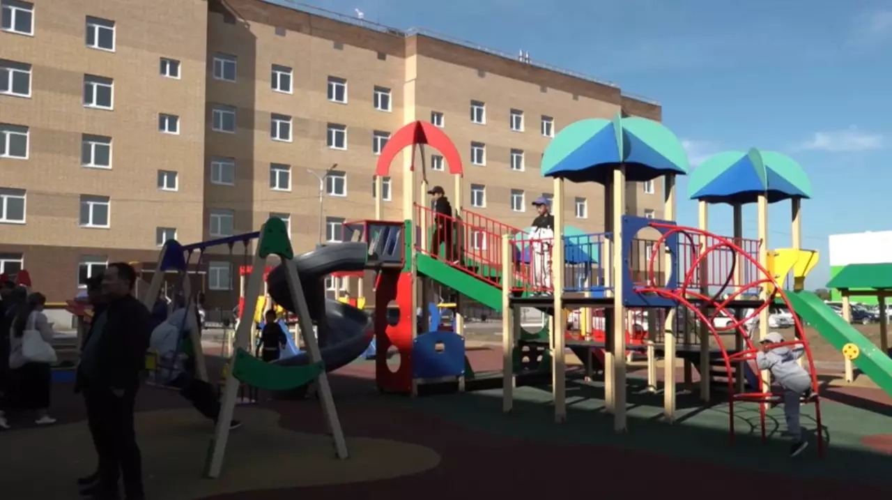 150 семей получили ключи от квартир в Уральске