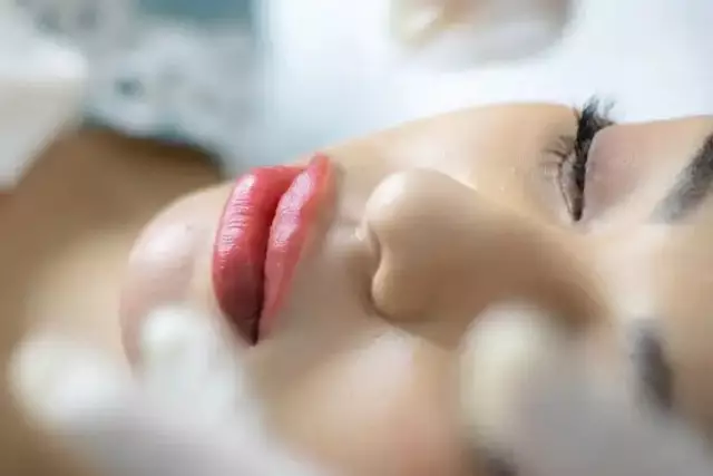 Шымкентте блефаропластика жасатқан әйел бір көзінен айырылды