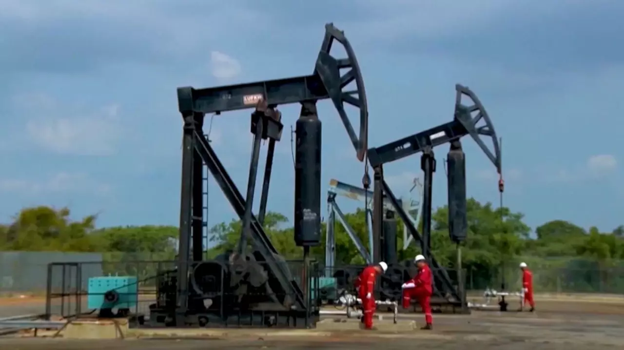 FT: в США сократились запасы нефти