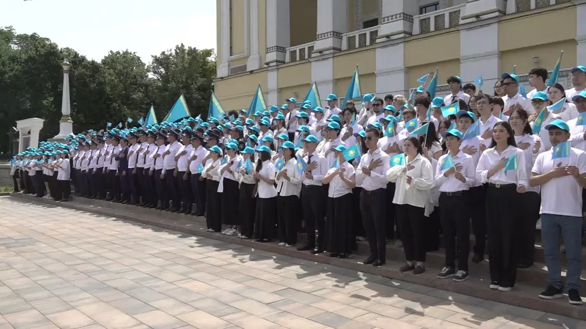Мемлекеттік рәміздер күні: Алматыда флешмоб өтті