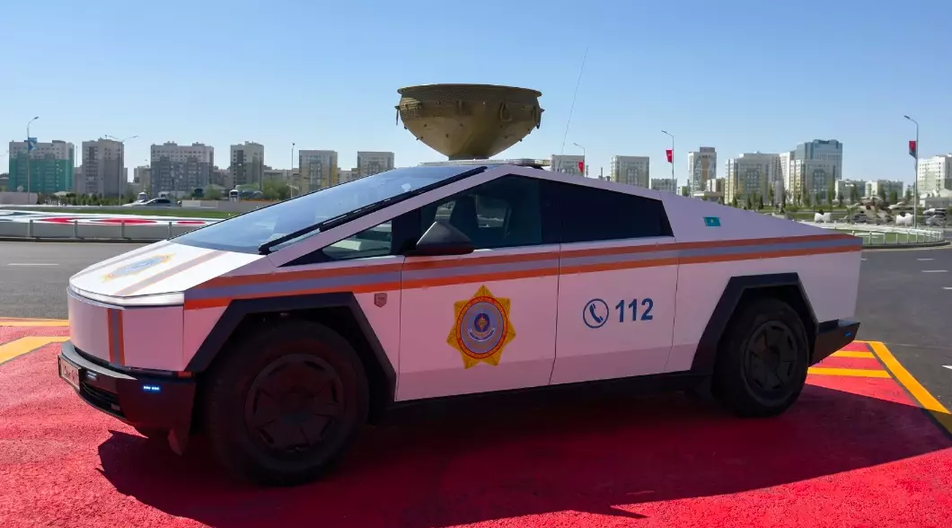 Казахстан запустил электропикап Cybertruck в качестве автомобиля экстренных служб.