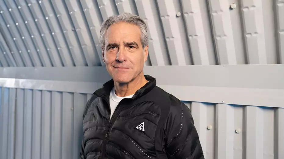 Генеральный директор Nike Эллиотт Хилл представляет спортивно-ориентированную стратегию по возрождению культовой компании спортивной одежды.
