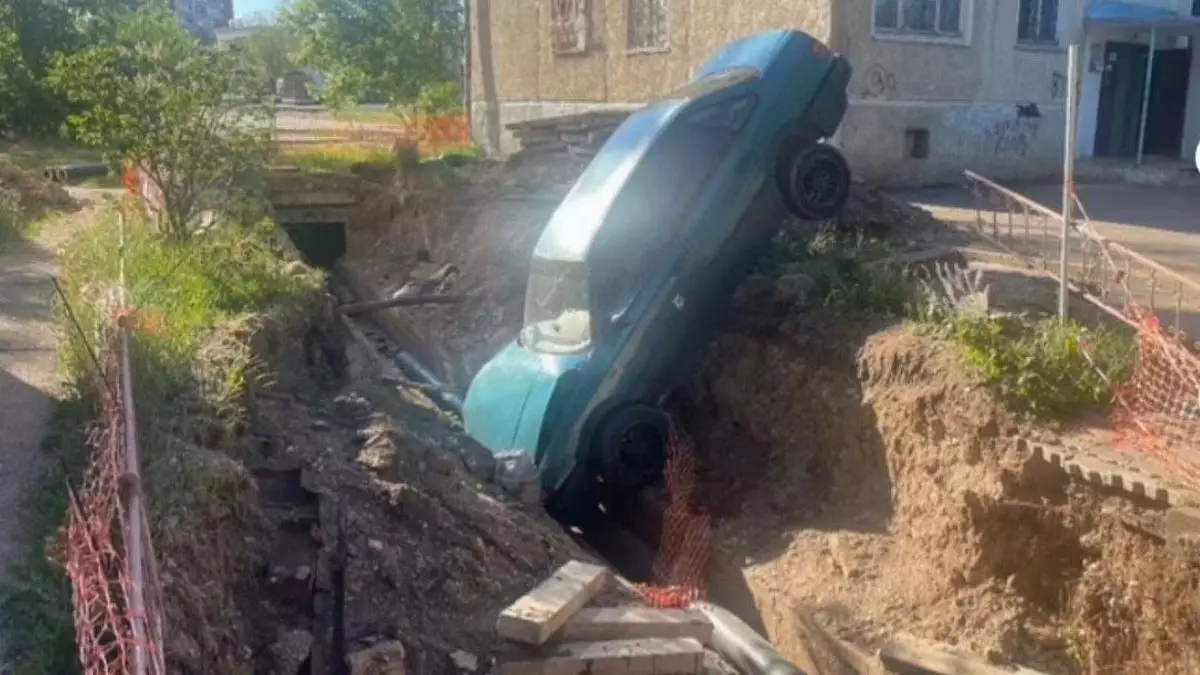 Автомобиль провалился в траншею в Степногорске