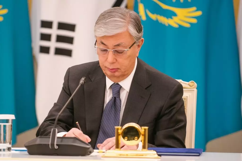 Тоқаев Президент, Құрылтай, «Халық Кеңесі» туралы конституциялық заңдарға қол қойды