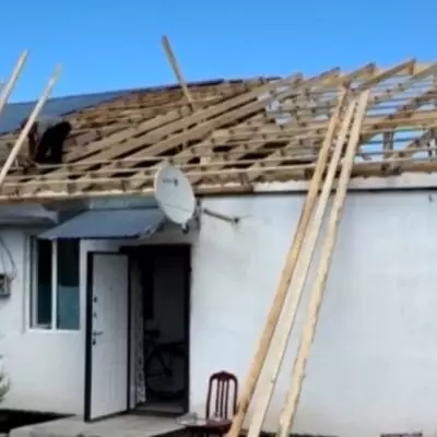 Ураган сорвал крышу дома в Жамбылской области