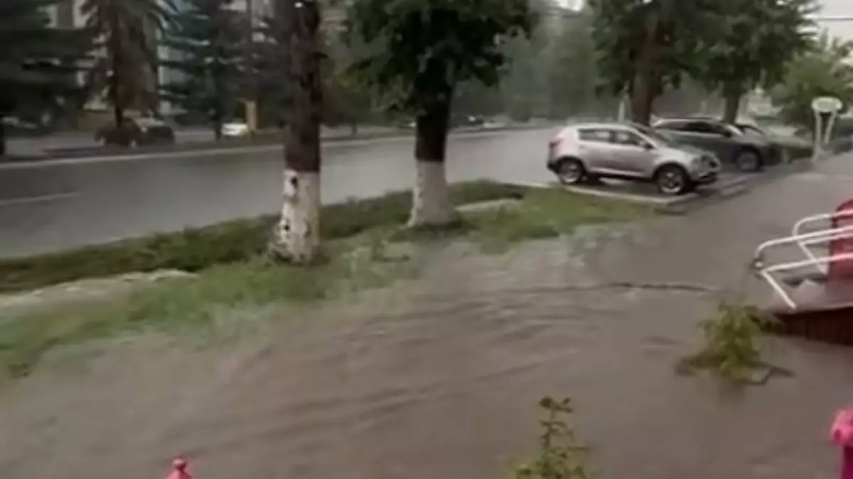 Сильный ливень залил подъезды жилых домов в Щучинске