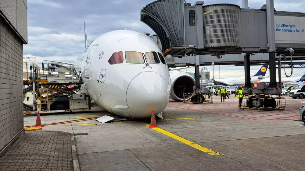 В аэропорту Франкфурта Boeing 787 “прилег отдохнуть“ прямо перед вылетом