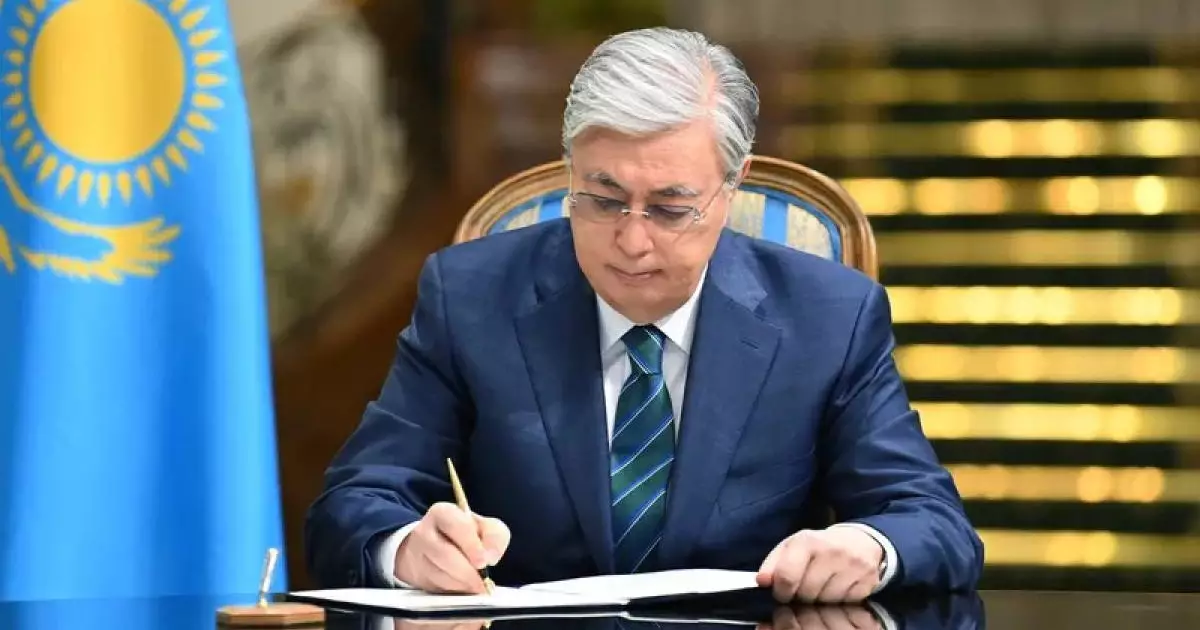  Тоқаев бес заңға қол қойды: ел басқару жүйесінде қандай өзгеріс болады? 