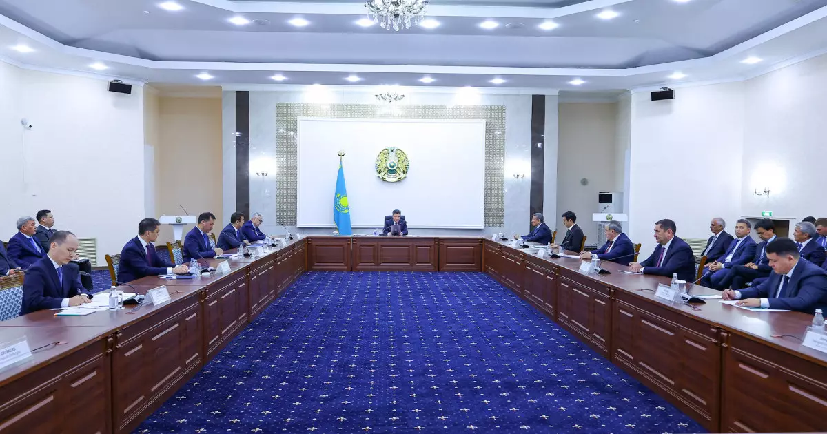  Олжас Бектенов көктемгі егіс жұмыстарын аяқтау және АӨК-ті дамыту мәселелері жөнінде кеңес өткізді 