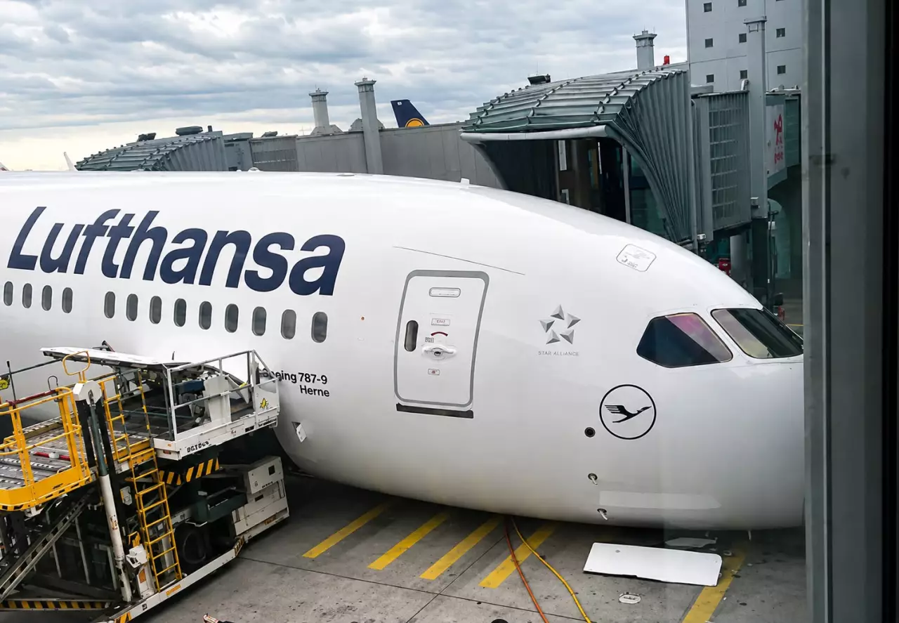 Зардап шеккендер бар: Lufthansa ұшағы тұмсығымен жерге құлады