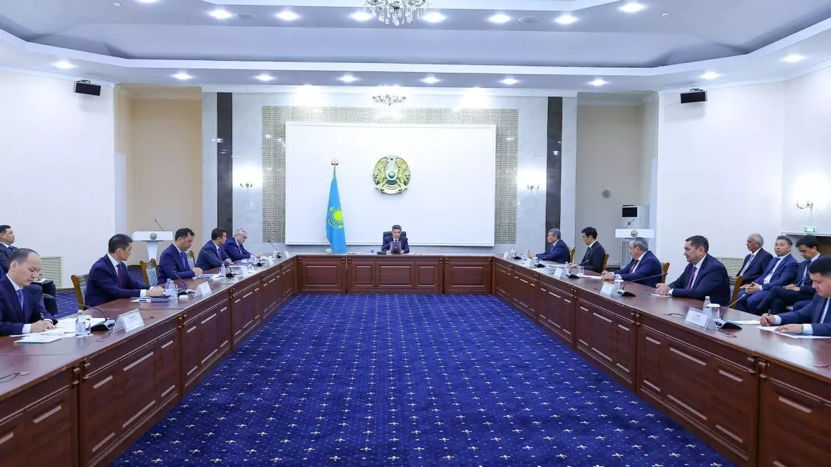  Олжас Бектенов көктемгі егіс жұмыстарын аяқтау және АӨК-ті дамыту мәселелері жөнінде кеңес өткізді 