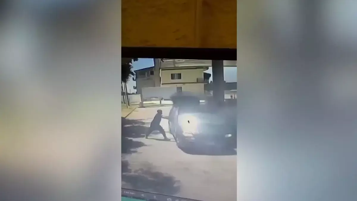 Мигрантов заперли в машине на заправке и подожгли (видео) - новости на Lada.kz 05.06.2026