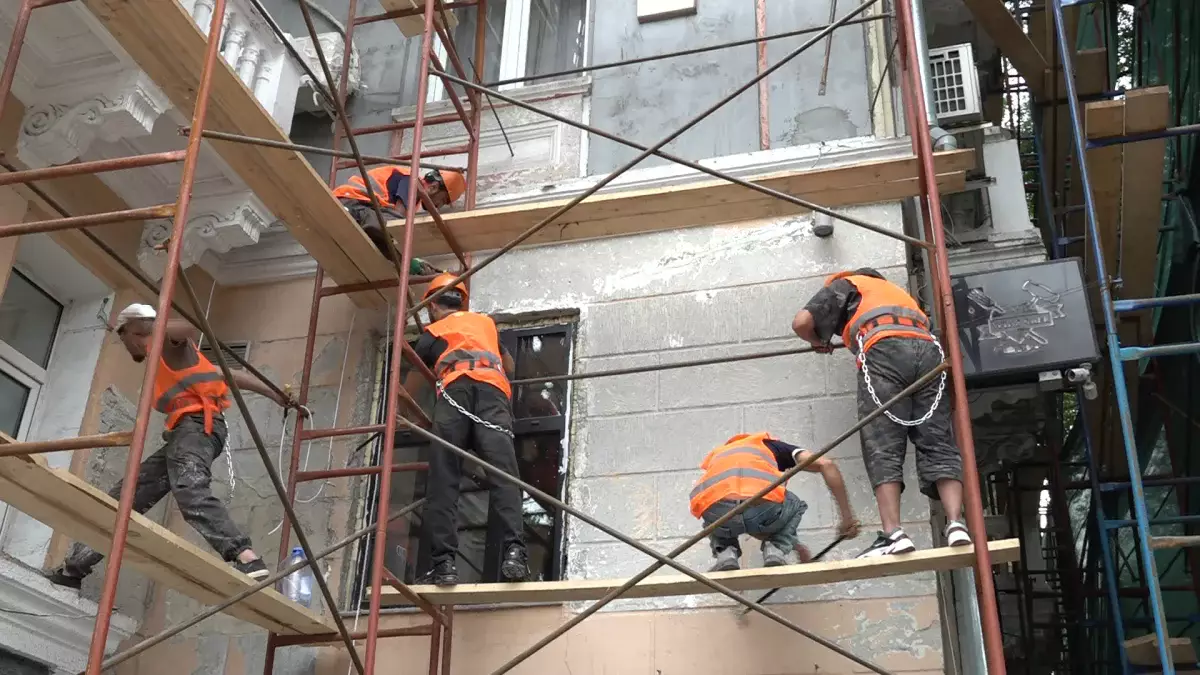 Қасбеттен қасбетке дейін: Медеу ауданында 50 көпқабатты тұрғын үйдің сыртқы келбеті жаңартылып жатыр
