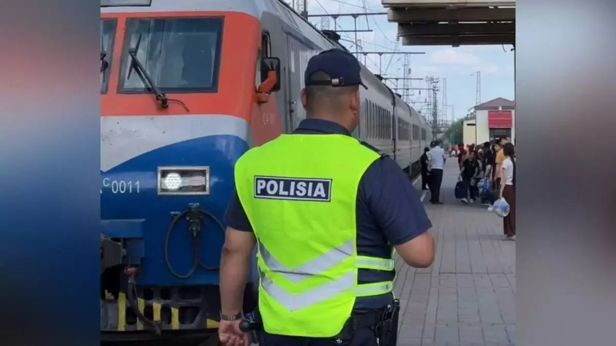 Мужчина едва не погиб, выполняя опасные трюки на вокзале в Караганде