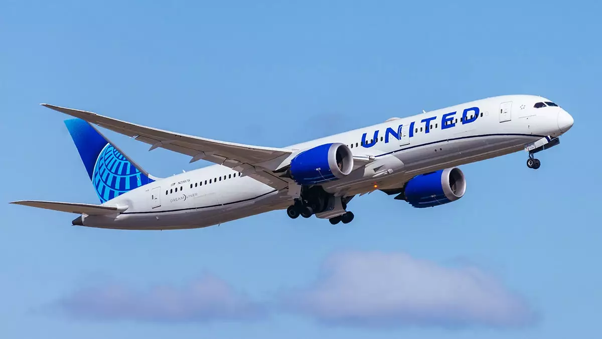 Самолет United Airlines перед столкновением с фонарным столбом и грузовиком возле аэропорта Ньюарк летел слишком низко и медленно, заявили в NTSB.