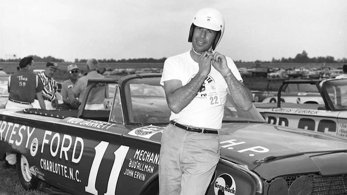 Легендарный гонщик и комментатор, член Зала славы NASCAR Нед Джарретт скончался в возрасте 93 лет.