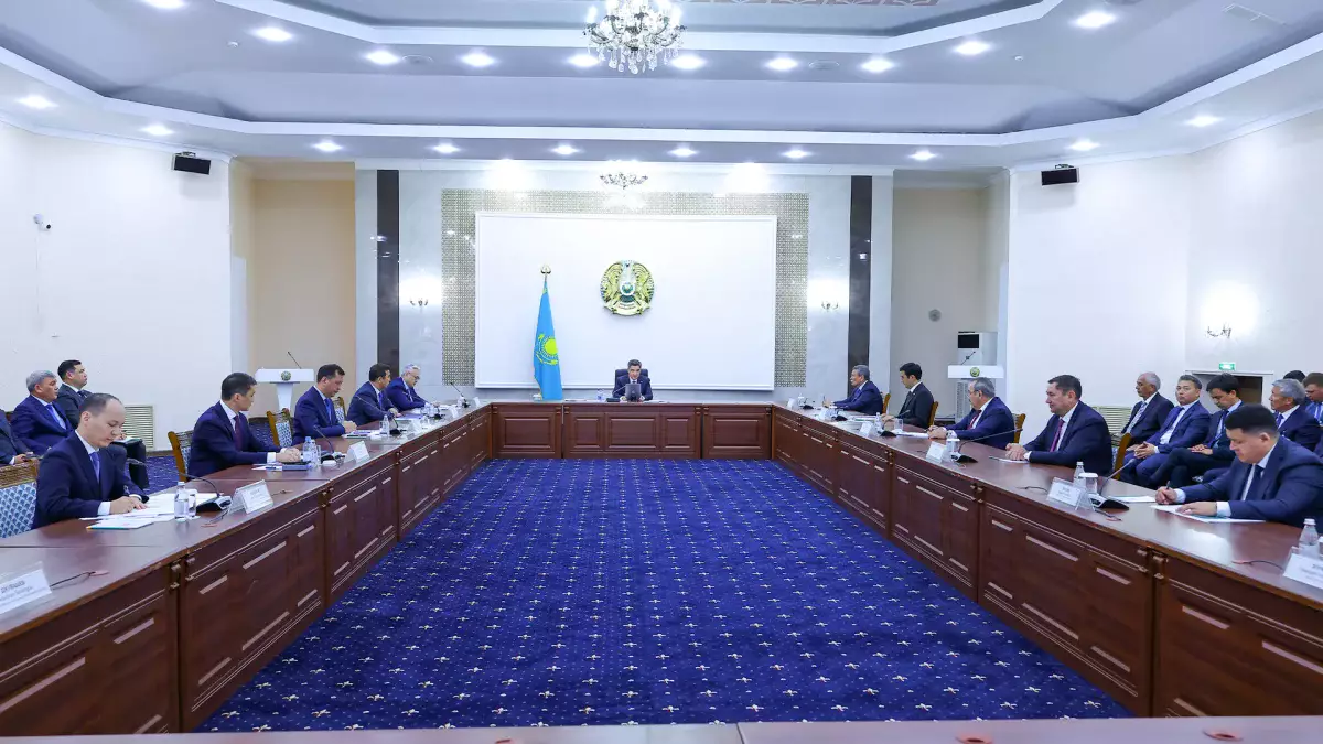 Олжас Бектенов көктемгі егіс жұмыстарын аяқтау және АӨК-ті дамыту мәселелері жөнінде кеңес өткізді