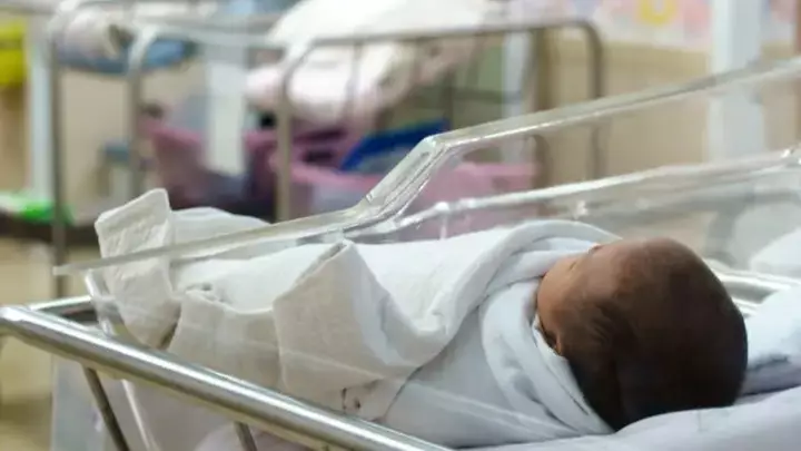  Қоқыс жәшігінен табылған сәби сәбилер үйіне жіберіледі: анасы әлі іздестіріліп жатыр 