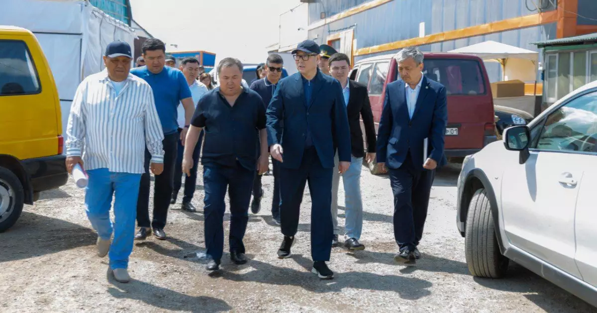   Арман Шаққалиев Астанадағы ірі базарларды аралап, азық-түлік бағасының тұрақтылығын тексерді   