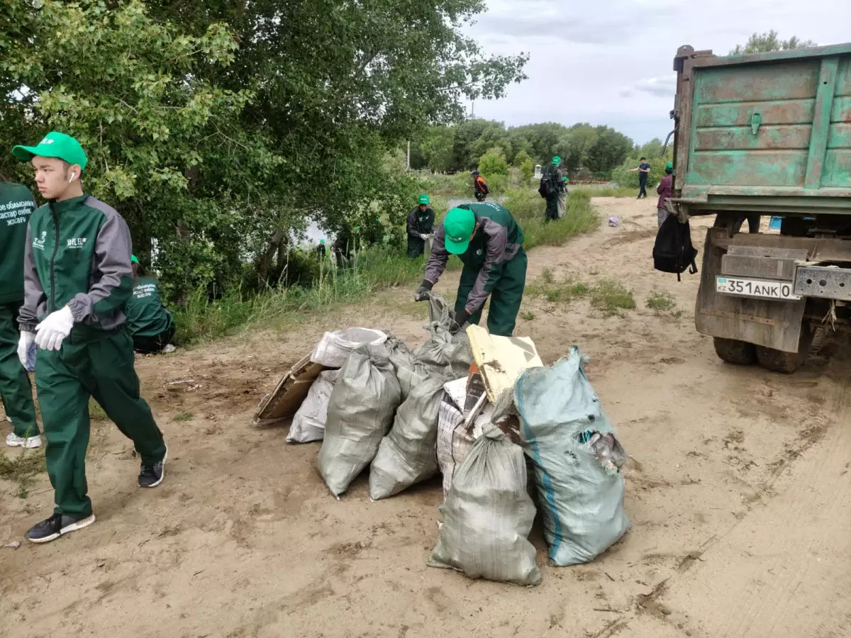 Ақтөбеде жүзден астам адам Елек өзенінің жағасын қоқыстан тазартты