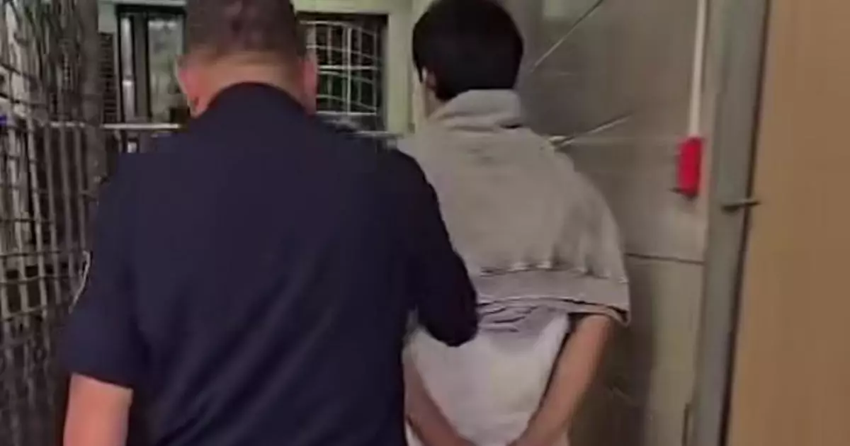  Алматыда сахнада былапыт сөз айтқан әнші полиция бөліміне жеткізілді (ВИДЕО) 