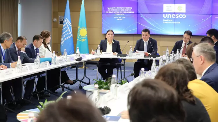 Мемлекеттік кеңесші Ерлан Қарин ЮНЕСКО және ИСЕСКО істері жөніндегі ұлттық комиссияның отырысын өткізді