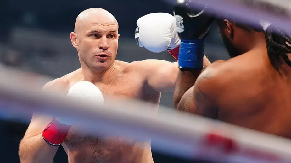 Дебют Казахстана в боксерском промоушене от UFC и Даны Уайта: видео нокдауна и победы