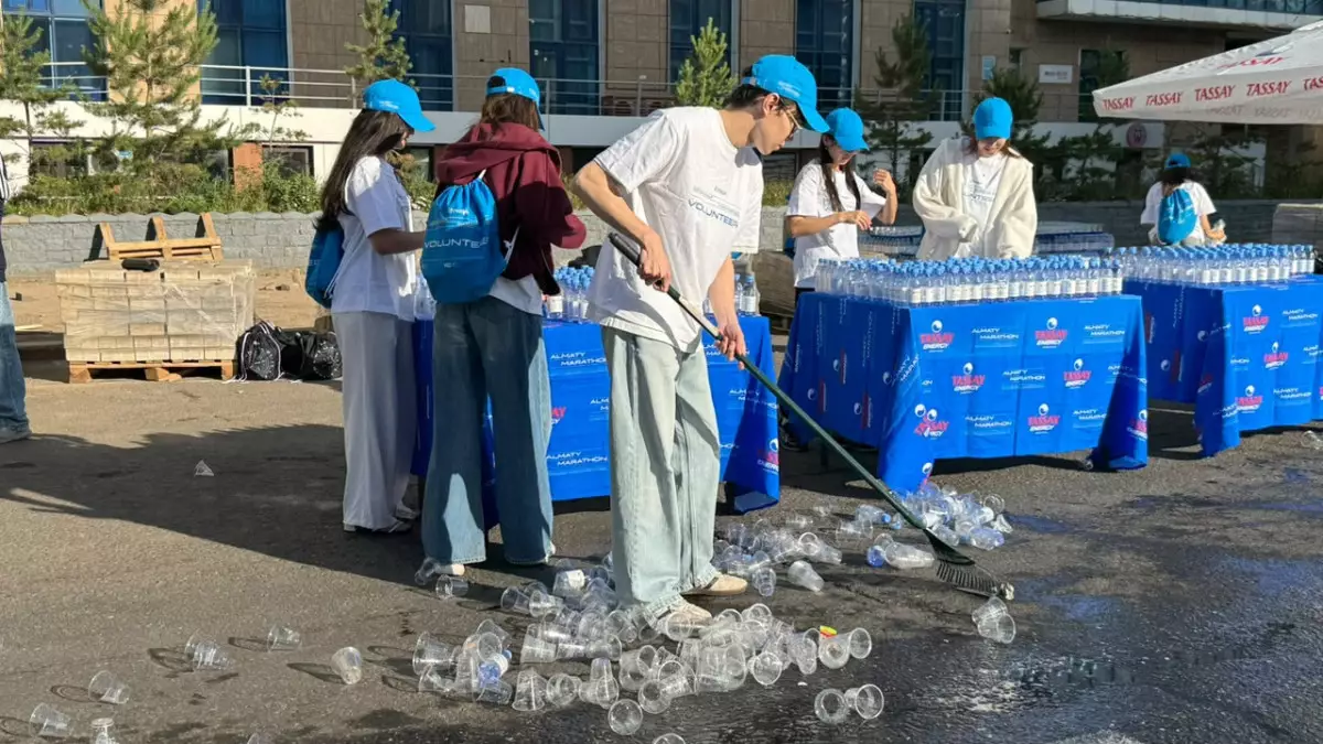 Astana Half Marathon қатысушылары «Таза Қазақстан» акциясын қолдап, плоггинг өткізді