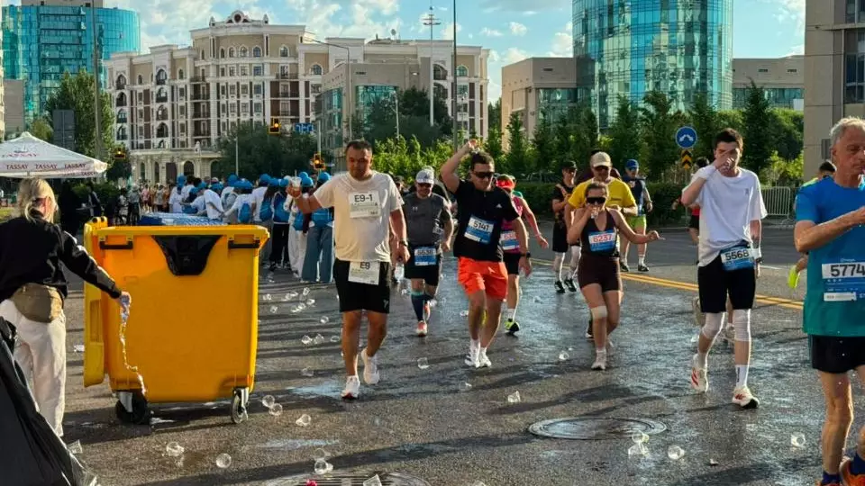 Astana Half Marathon қатысушылары «Таза Қазақстан» акциясын қолдап, плоггинг өткізді