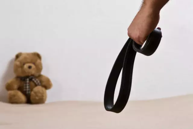 Талдықорғанда үш жастағы баланы әкесі аяусыз ұрып-соққан