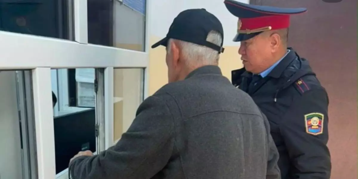 Автобус ішінде хиджабтағы жасөспірім қызға тиіскен зейнеткер ұсталды